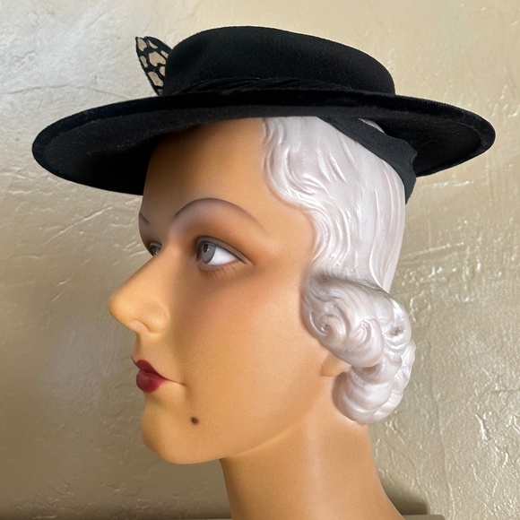 MODISH 1930s' BLACK TILT HAT - VELVET BRIM + PAINTED FEATHERS & BOW - Picture 7 of 12